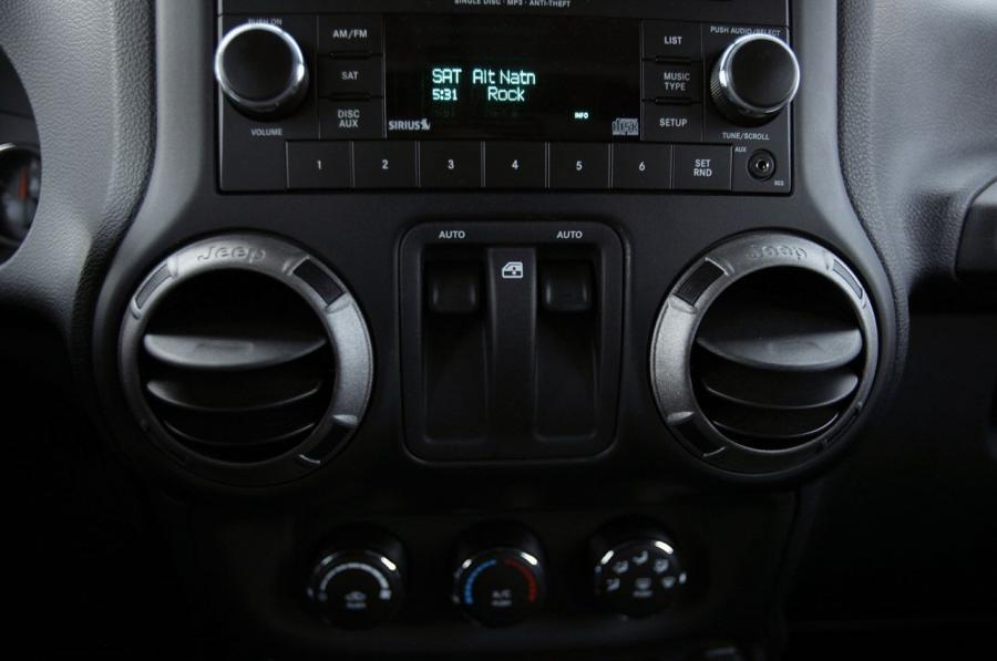  Jeep Wrangler Sport 2012 года  (фото 17 из 60)